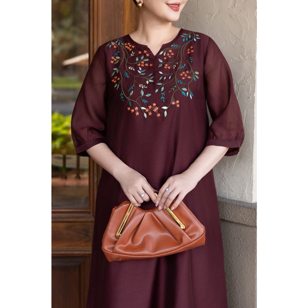 M COLLECTION | Váy Đầm Suông Nữ Trung Niên Tặng Mẹ Vải Tơ Thêu Hoa Cổ Chữ V Tay Lỡ Bo Gấu D13563 | BigBuy360 - bigbuy360.vn