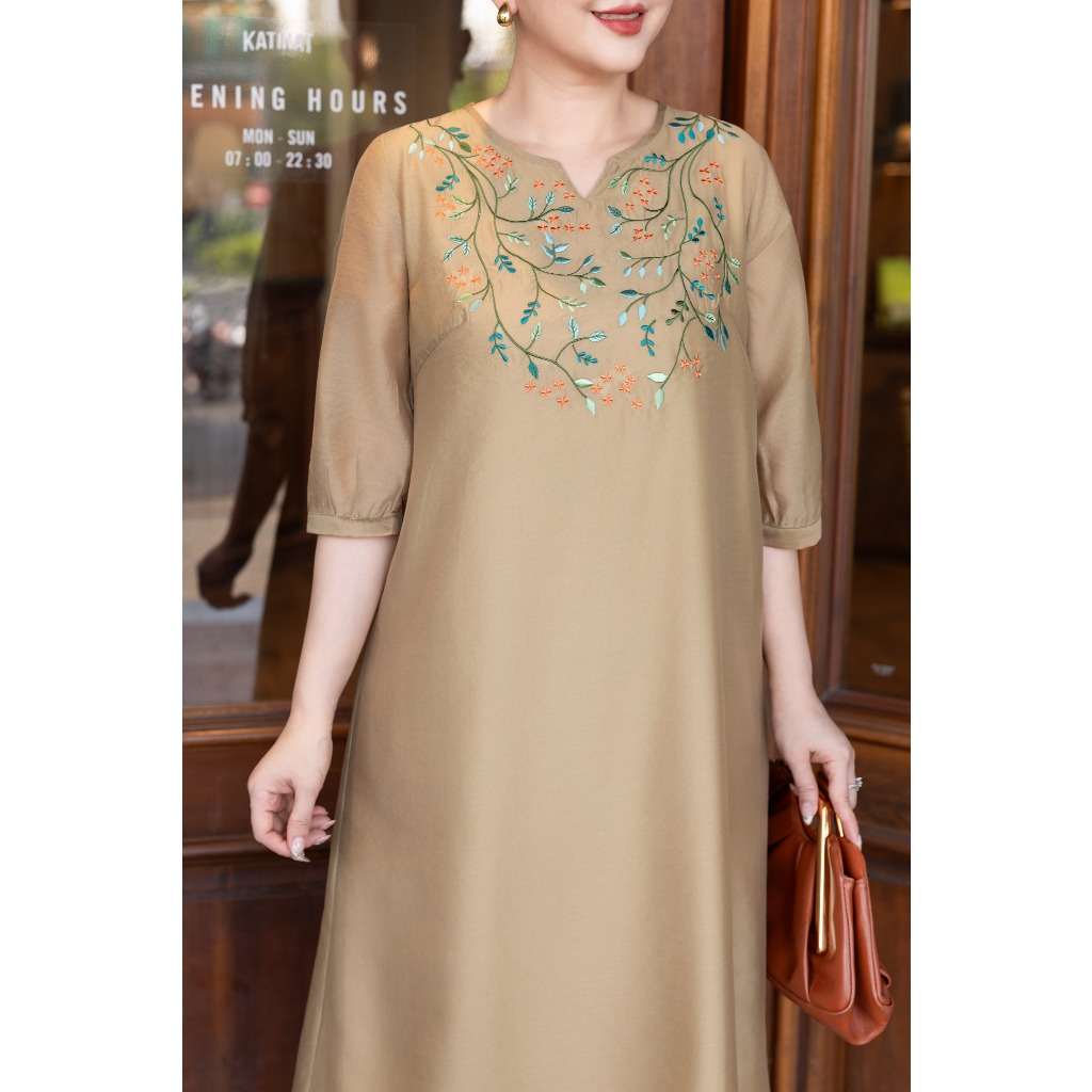 M COLLECTION | Váy Đầm Suông Nữ Trung Niên Tặng Mẹ Vải Tơ Thêu Hoa Cổ Chữ V Tay Lỡ Bo Gấu D13563 | BigBuy360 - bigbuy360.vn