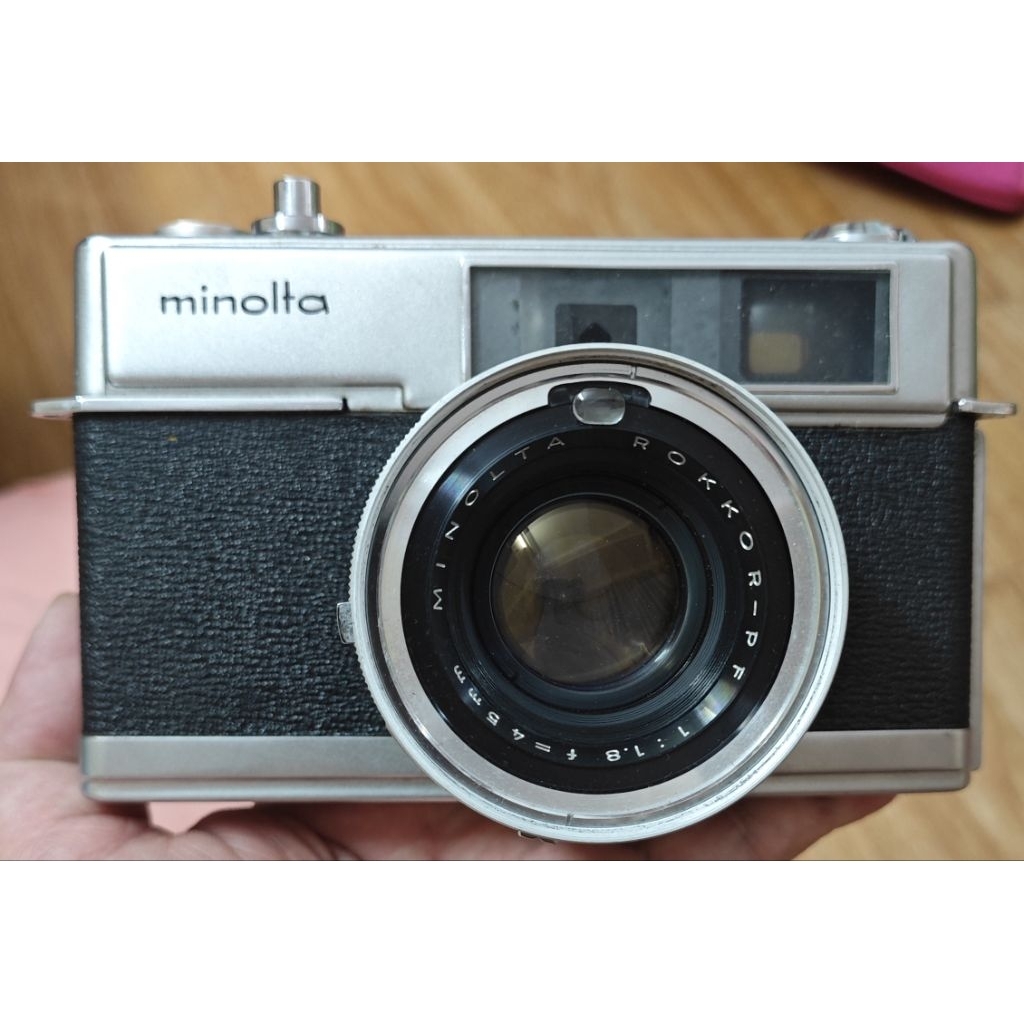 Máy ảnh film Minolta Hi-matic 7 trưng bày decor