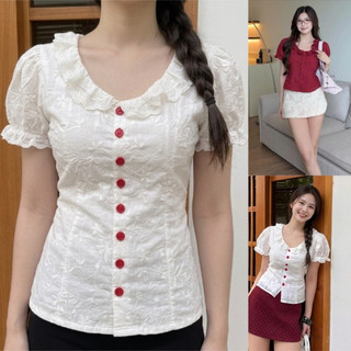 Áo Babydoll Nữ SHALI ROSE FRILL – Cổ Bèo Tay Ngắn, Cúc Đỏ, Dây Rút Eo Tôn Dáng