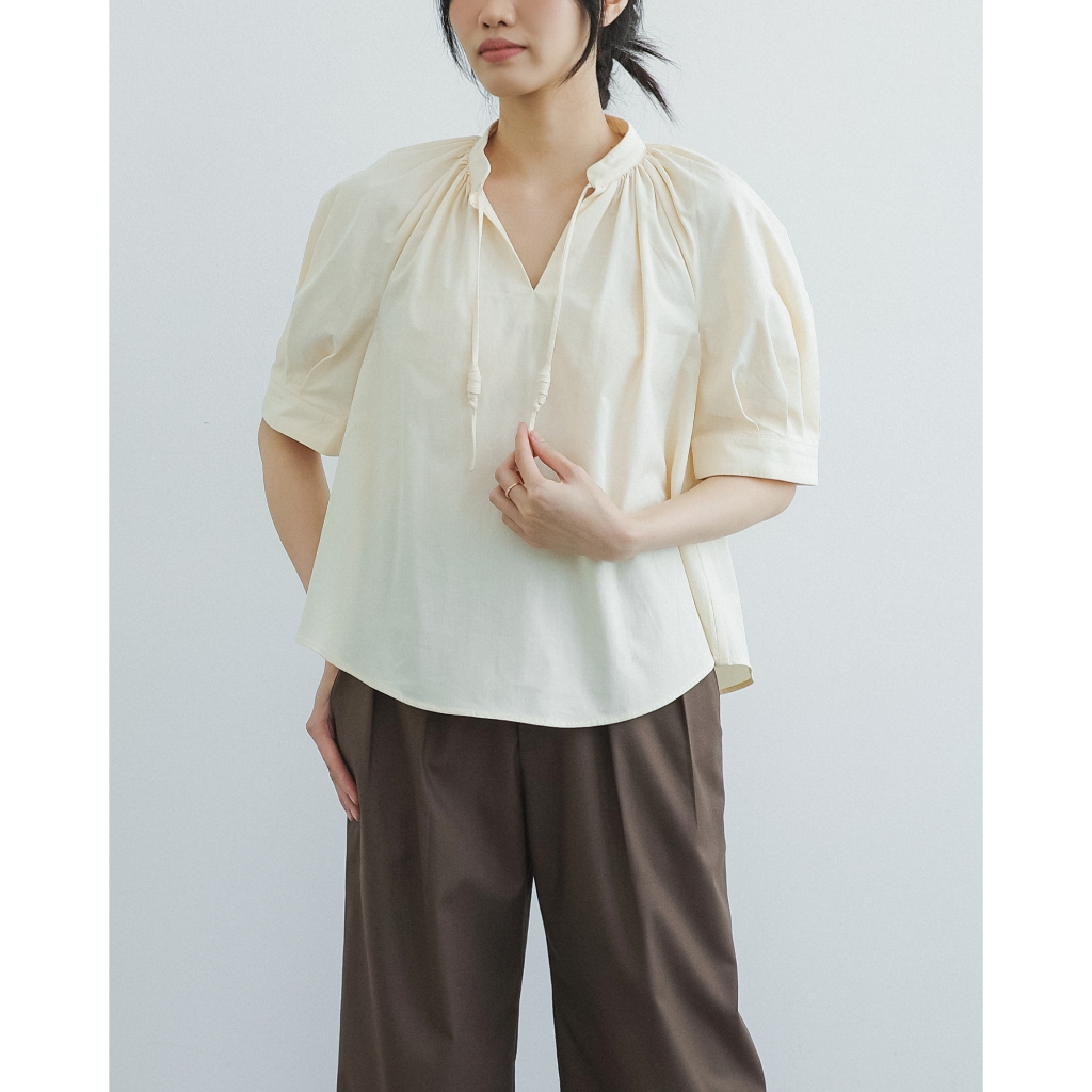 IVORYA - Áo Kiểu Nữ Form Rộng Màu Be Cổ Xẻ V Và Tay Ngắn - SH9777B