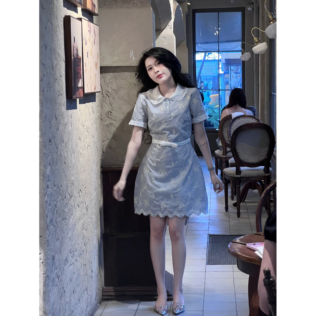 Hạnh sino.97 Váy kẻ xanh thêu dáng ngắn cổ sen tay mix ren