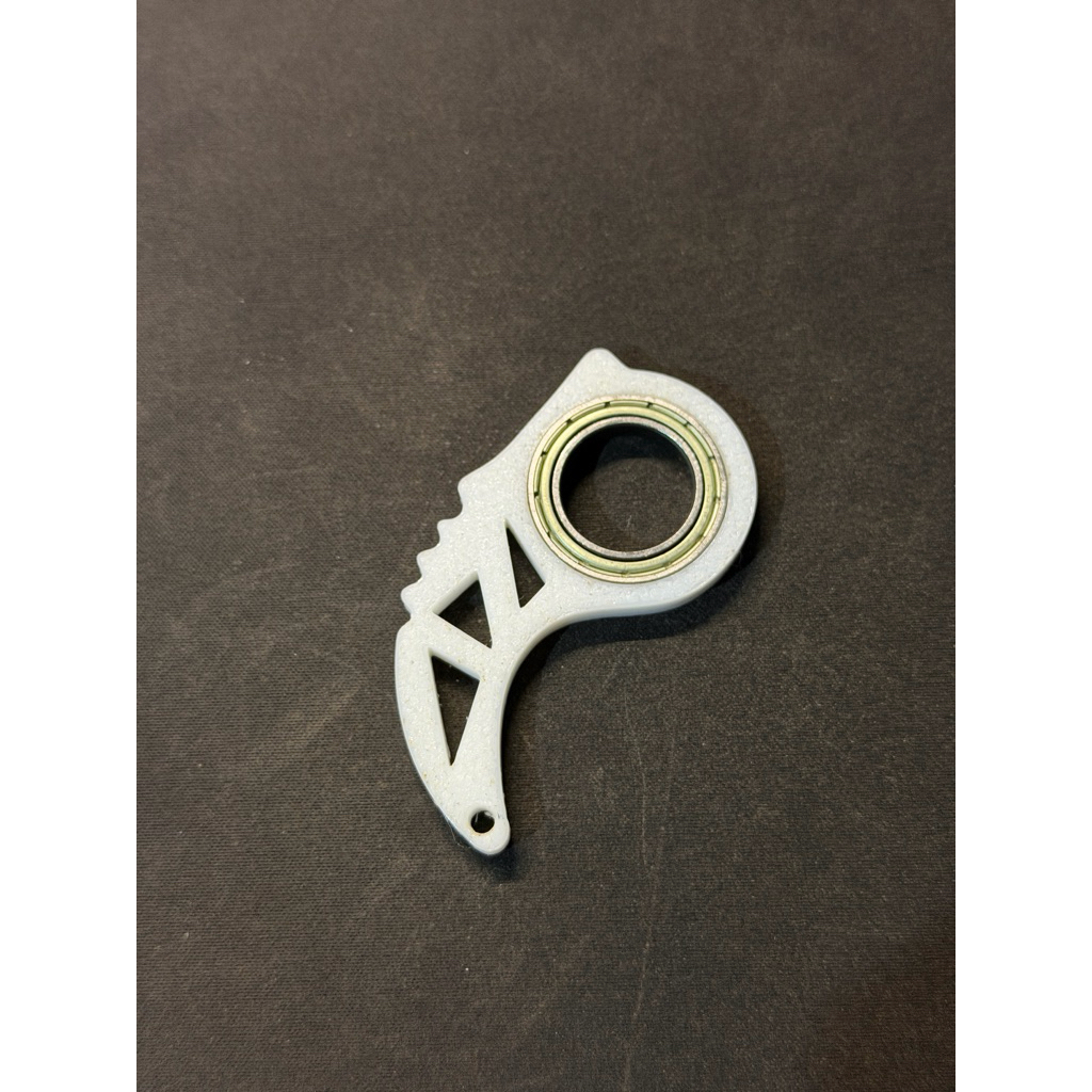 Keyrambit Spinner – Móc Khoá Xoay Vòng Bi Cực Mượt
