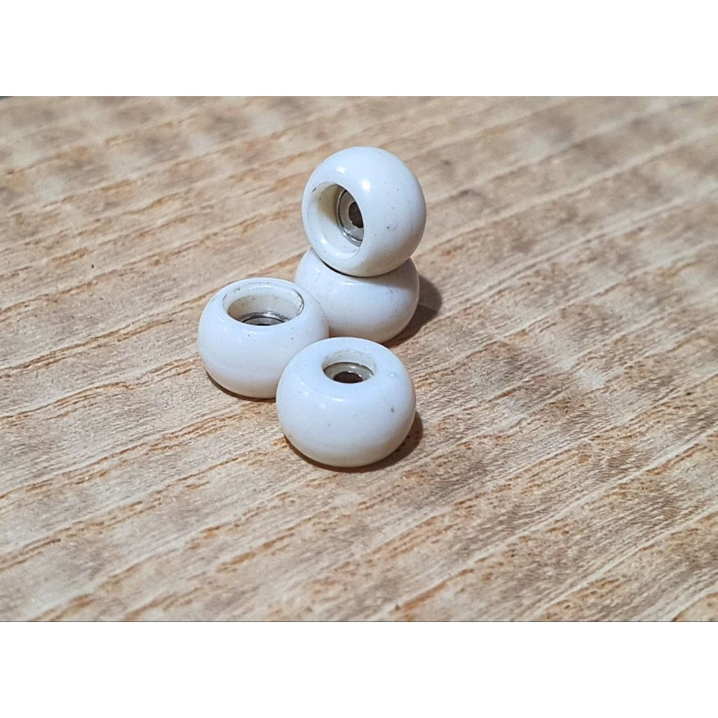 Basic White Plastic Fingerboard Skateboard Wheels with bearings