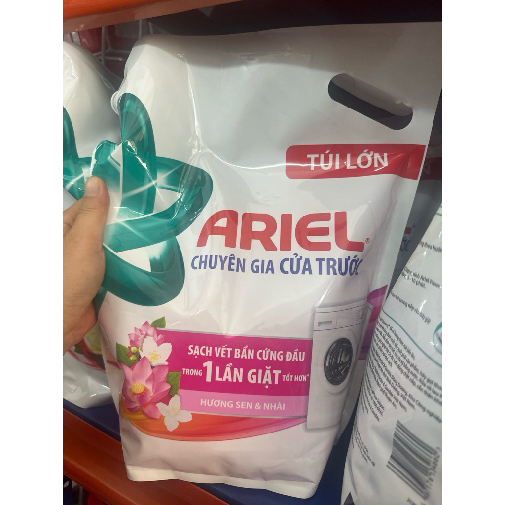 Nước giặt Ariel cửa trước hương sen & nhài 3,05kg