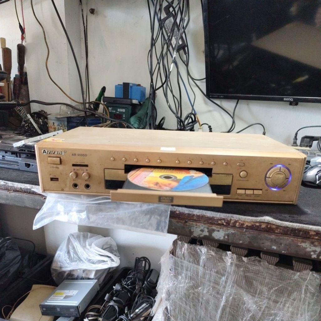 xác hư đầu đĩa karaoke Ariang Ar 909sd lên nguồn bình thường, phần cơ bị hư tự động chạy ra chạy vào