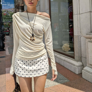 Áo thun cổ thuyền lệch vai tay dài nhúng eo | A01