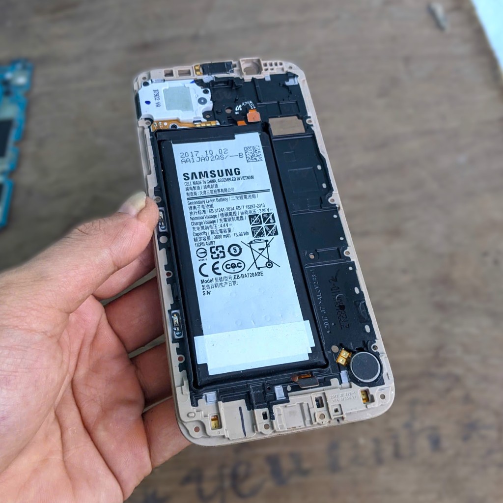Khung sườn kèm pin Samsung J7 Pro / J730 zin cũ tháo máy,hoạt động tốt.(Pin EB-BA720ABE)