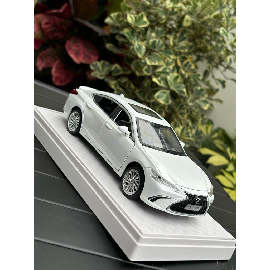 Mô hình Lexus Es300h tỉ lệ 1:24 bản cao cấp kèm đế