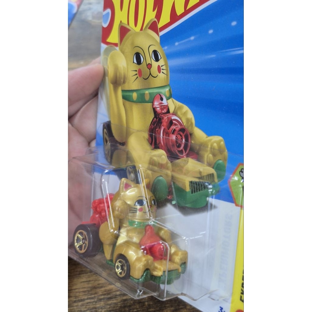 Mô hình xe đồ chơi HotWheels Lucky Cat 2025 2026