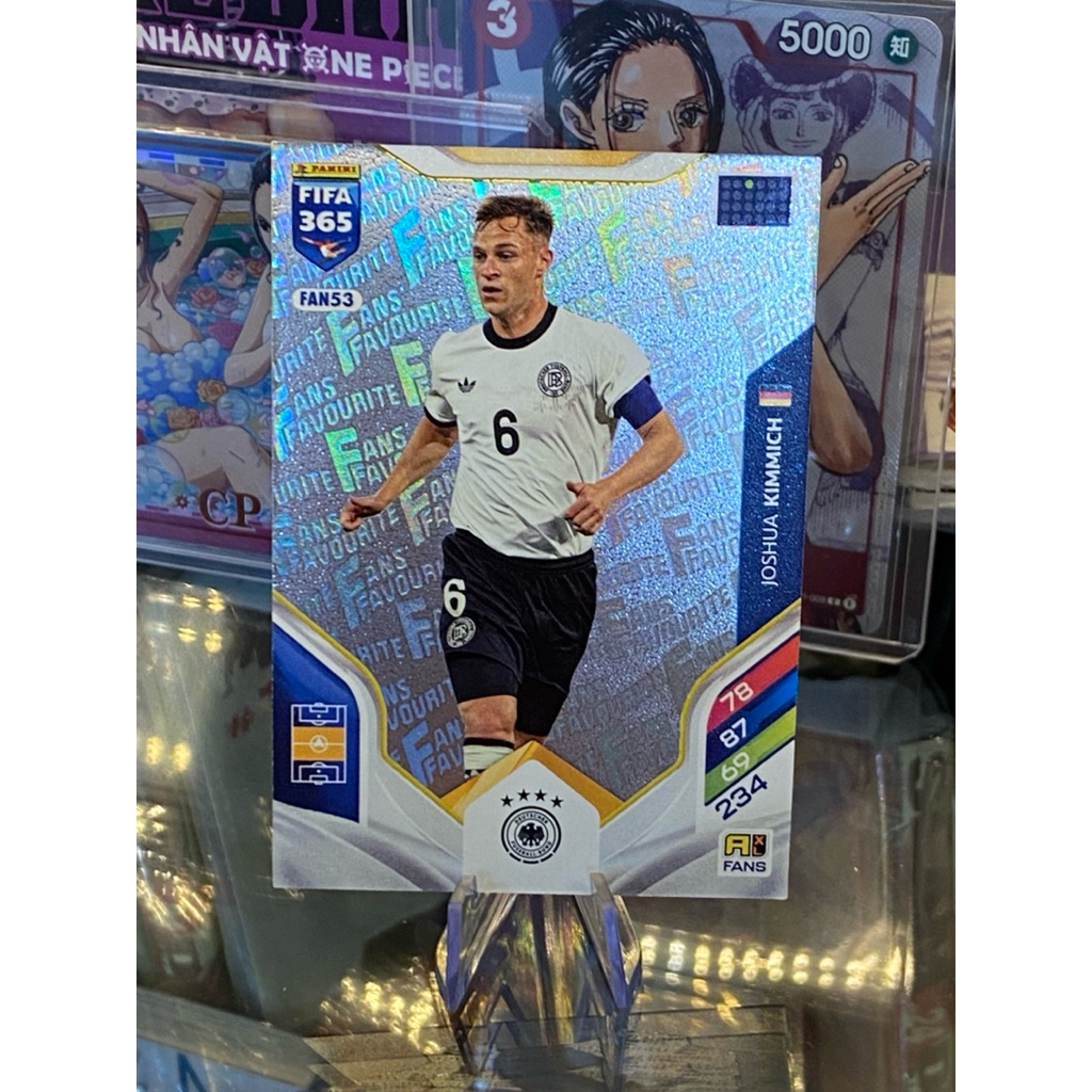 [THỦ LĨNH BAYERN] Thẻ Cầu Thủ Joshua Kimmich Panini FIFA 365 2026 Áo Đức 2026 Fans Favourite Trắng #
