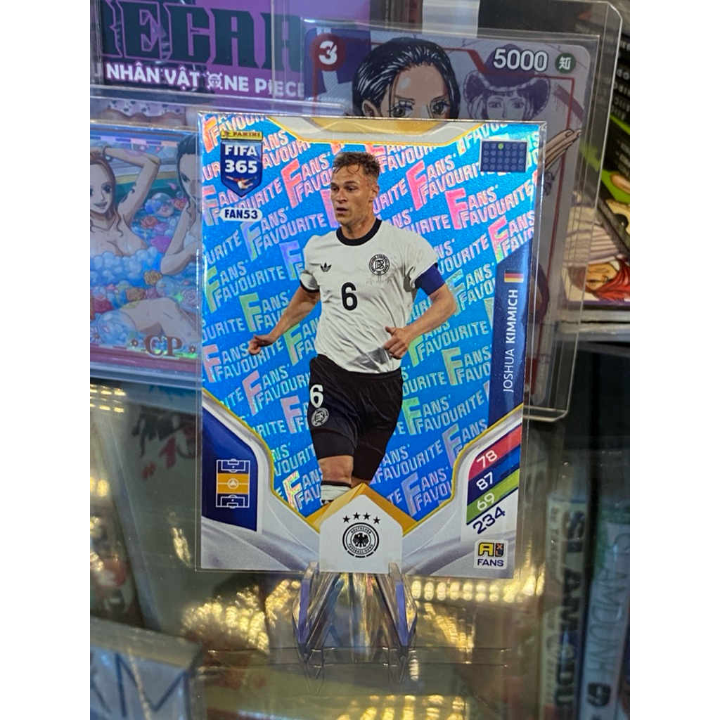 [THỦ LĨNH BAYERN] Thẻ Cầu Thủ Joshua Kimmich Panini FIFA 365 2026 Áo Đức 2026 Fans Favourite Xanh La