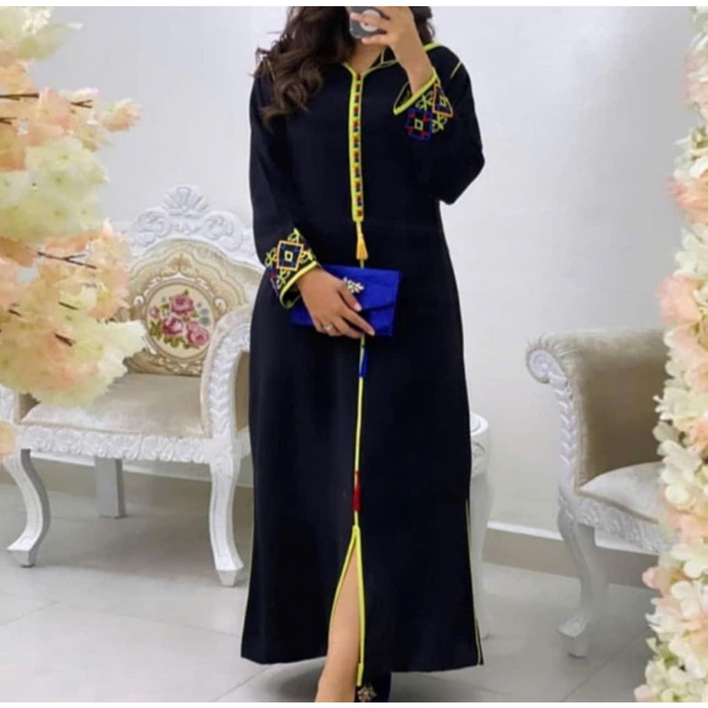 một chiếc Djellaba ( áo choàng truyền thống của Ma-rốc) hiện đại với các chi tiết thêu tinh xảo