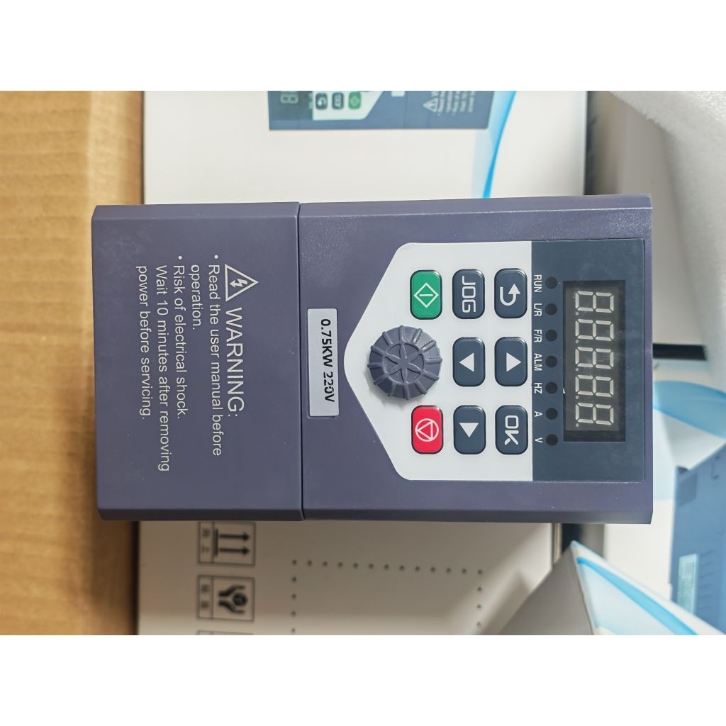 Biến tần 0.75kw 1HP 1pha ra 3pha 220v.