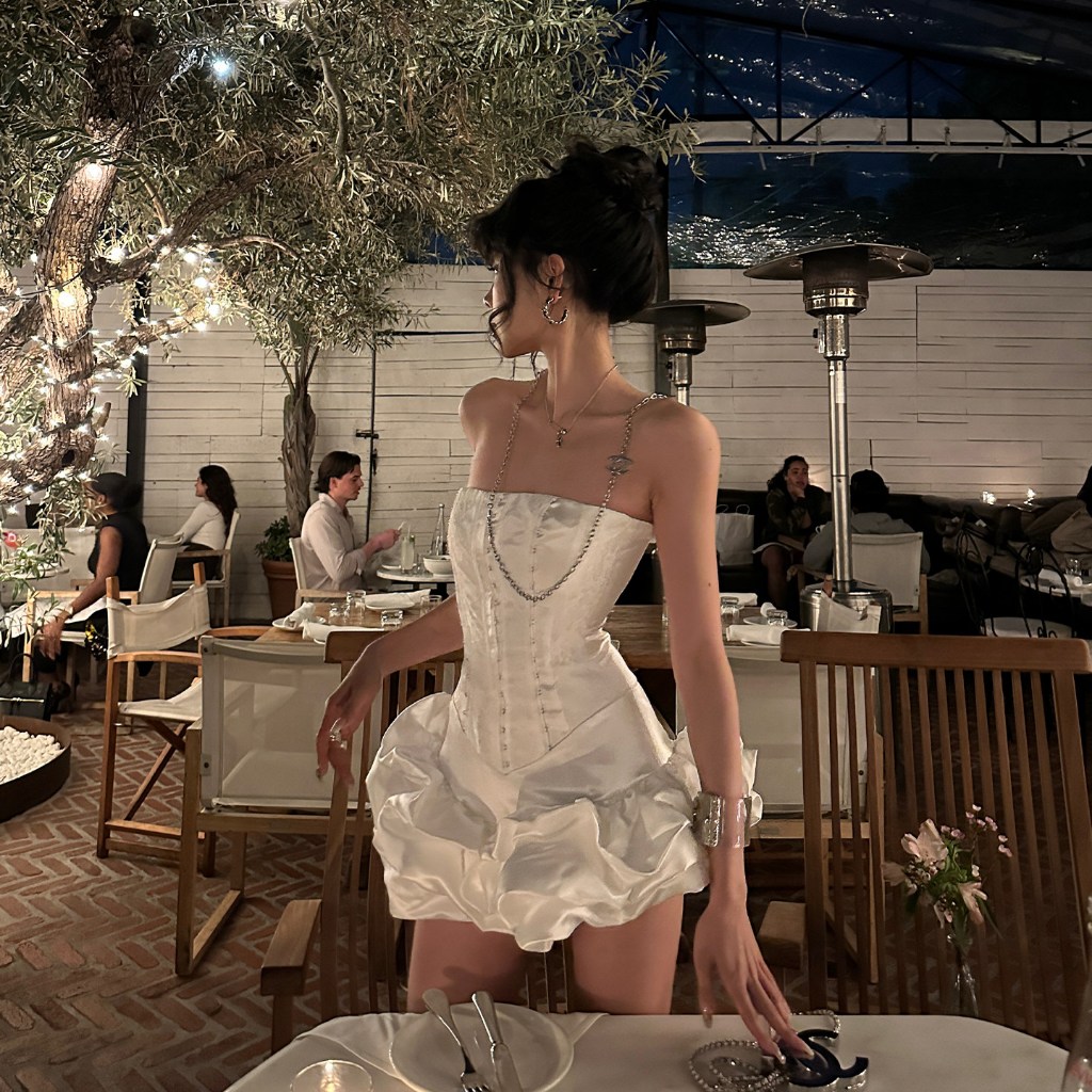 DM4318 Váy dáng croset ôm body tôn dáng với phần chân váy xòe vạt chéo thời trang, quyến rũ