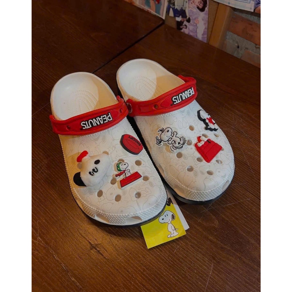 Sục Nhựa Crocs Classic Mimi Shop – Dép Nam Nữ Peanuts Snoopy V2 Form Rộng, Siêu Nhẹ Tặng Kèm Sticker