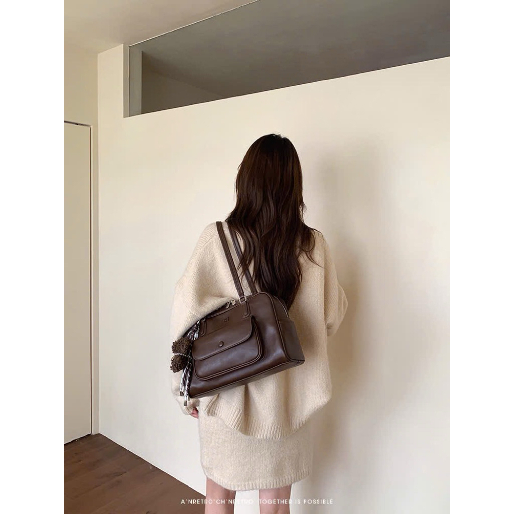 Túi hộp chio2nd cổ điển đeo vai bigsize 33 kèm charm gấu - Túi Đeo Vai | BigBuy360 - bigbuy360.vn