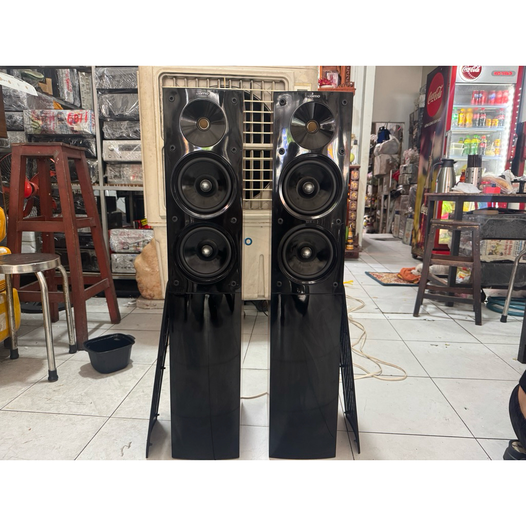 Cặp Loa Jamo S-506 made in Denmark có thiết kế 3 đường tiếng một bass Sub 16cm và một bass mid 16cm 