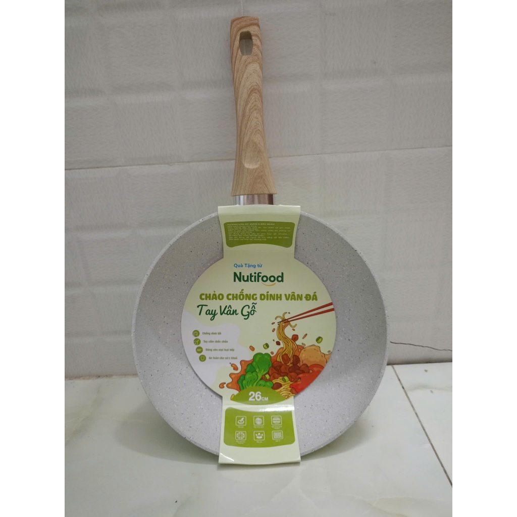 Greencook-CHẢO CHỐNG DÍNH VÂN ĐÁ 26CM TAY CẦM GỖ- hàng khuyến mãi nutifood