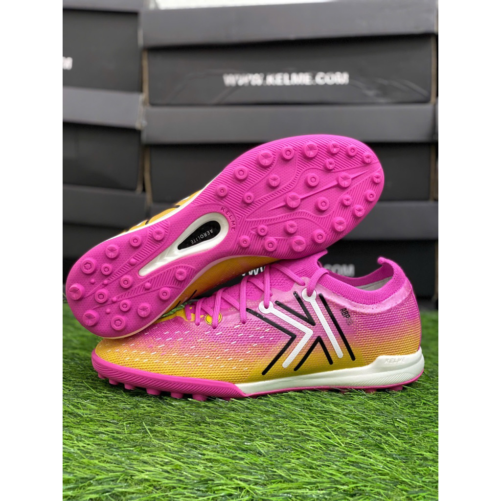 Giày đá banh Kelme 5.0 TF màu hồng vàng nổi bật