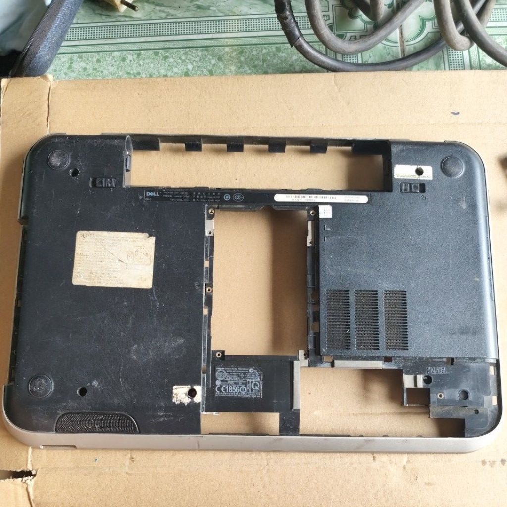 Vỏ mặt D laptop dell inspiron 5520 vỏ sấu ,trầy xước nhiều bán rẻ