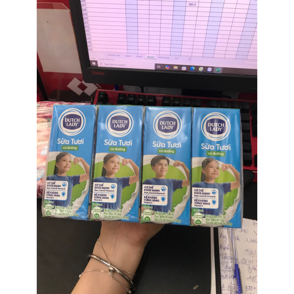 Lốc 4 hộp sữa tươi có đường 180ml Cô Gái Hà Lan Dutch Lady