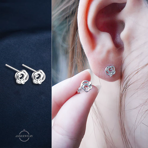 Bông tai bạc Ý S925 khắc hoa hồng Asimi Little Rosette KT25 - đeo trên mẫu