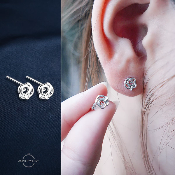 Bông tai bạc Ý S925 khắc hoa hồng Asimi Little Rosette KT25 - đeo trên mẫu