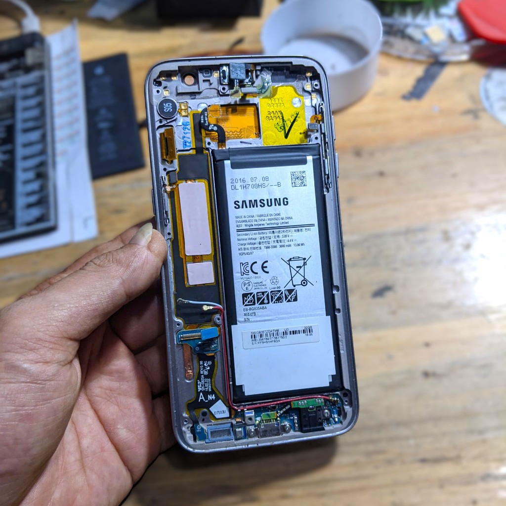Xác Samsung S7 Edge (SM-G935S) hư màn,không MAIN không vỏ lấy linh kiện - Khung sườn / Cụm sạc Samsu