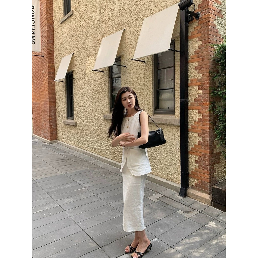 Phong cách Parisian Chic - Áo vest ôm dáng/Áo suông dáng chữ H phối cùng chân váy xẻ tà.