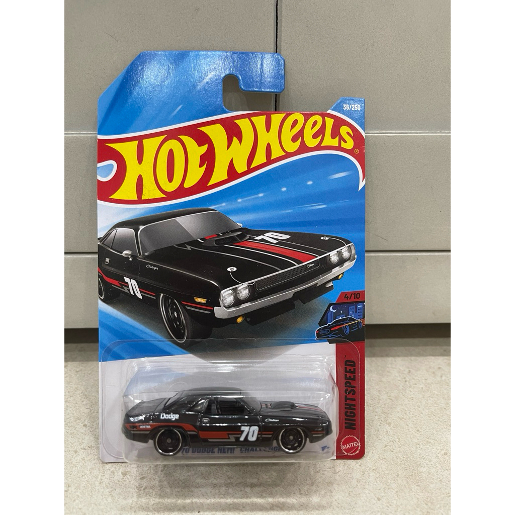 Xe mô hình đồ chơi Hotwheels cơ bản 1:64 - '70 Dodge Hemi Challenger
