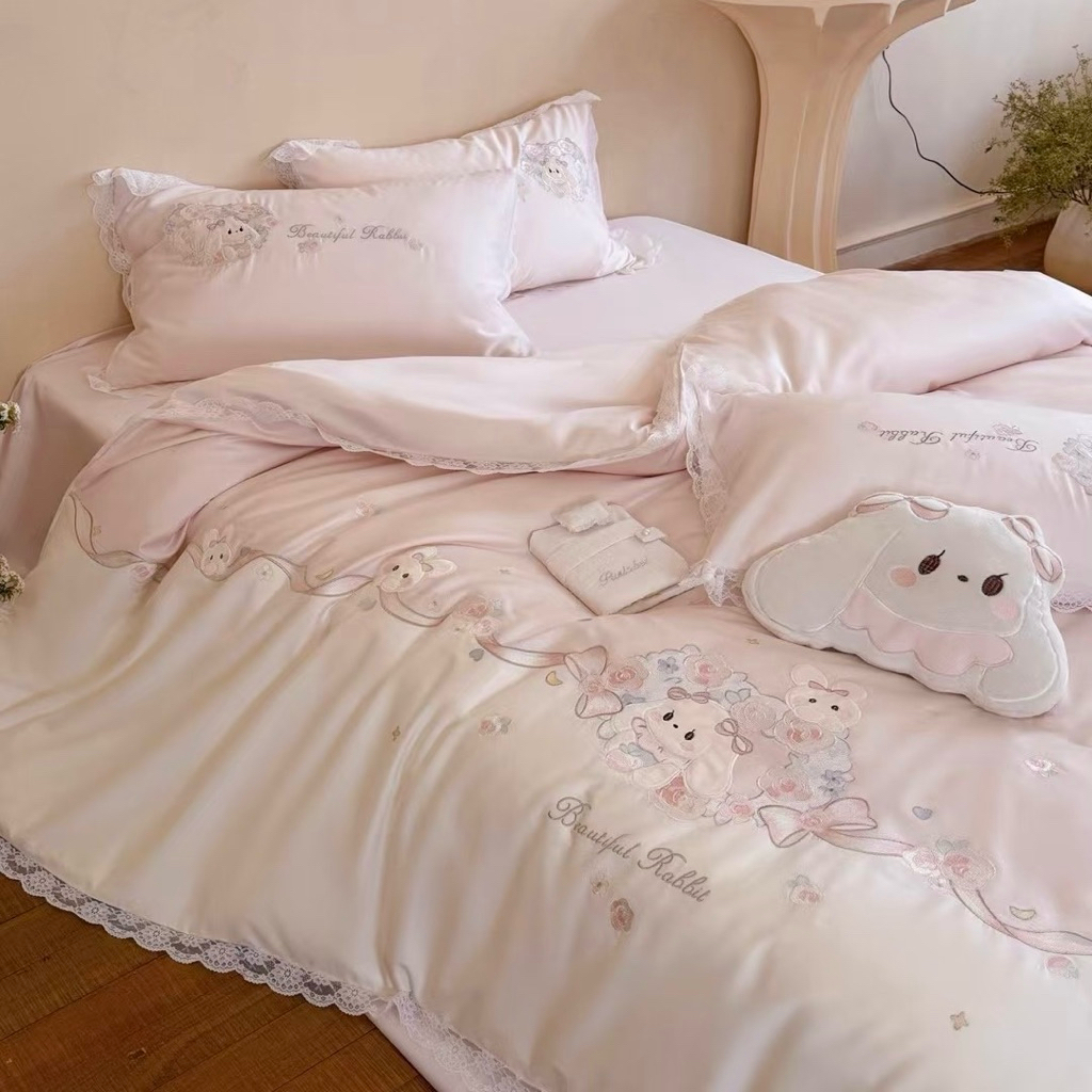 (có ảnh thật chất) Bộ Ga Trải Giường Lụa Lucky Rabbit Kèm Thỏ Bông Trang Trí