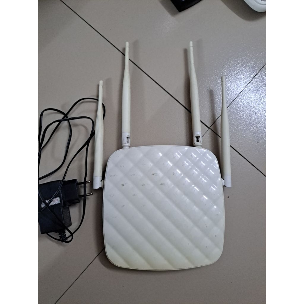 Bộ phát wifi tenda FH456 4 anten phát xuyên tường. hàng cũ như hình