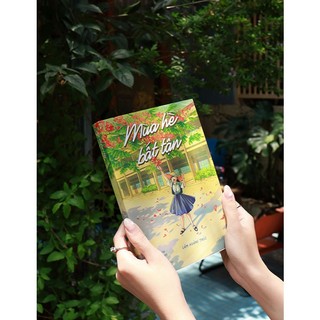 Sách - Mùa Hè Bất Tận (tặng kèm postcard)
