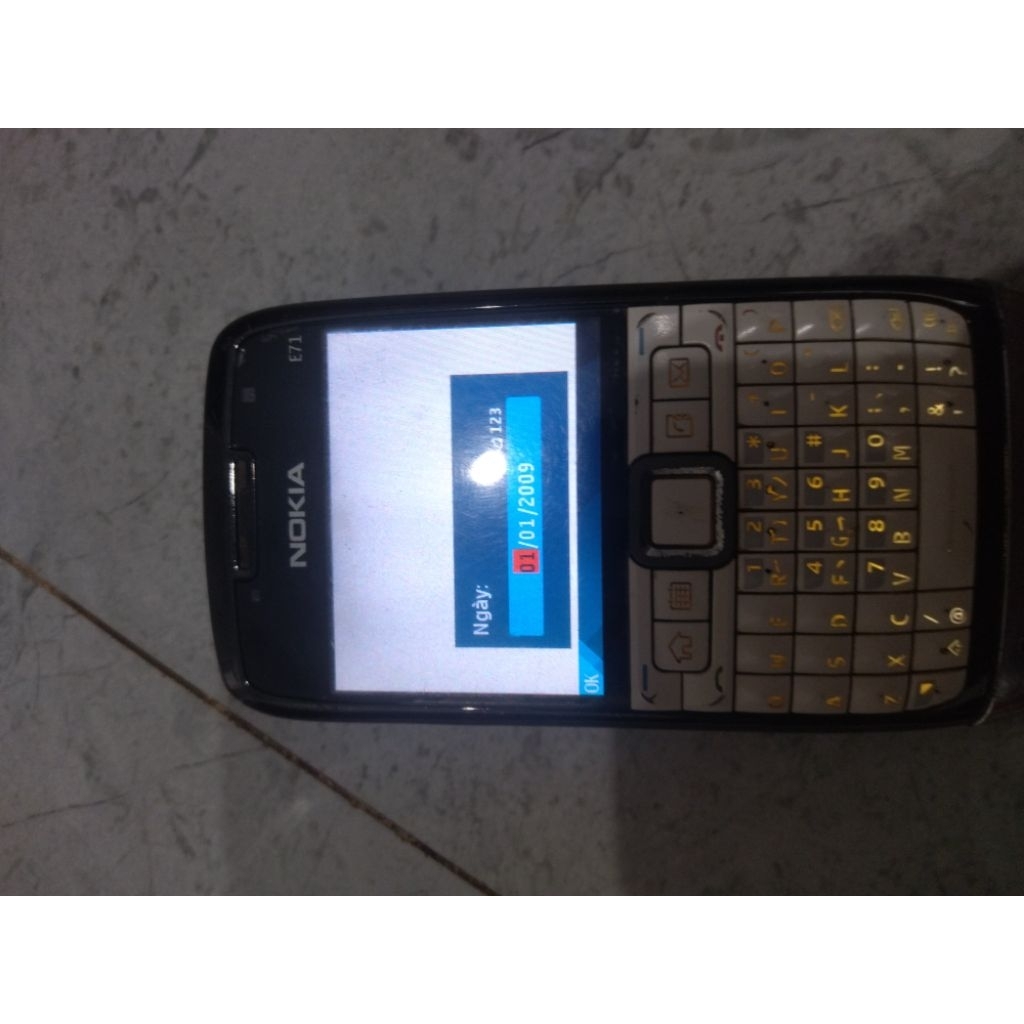 Xác máy Nokia E71 (vui lòng đọc mô tả)(không kèm pin và màn hình khi bán ra)