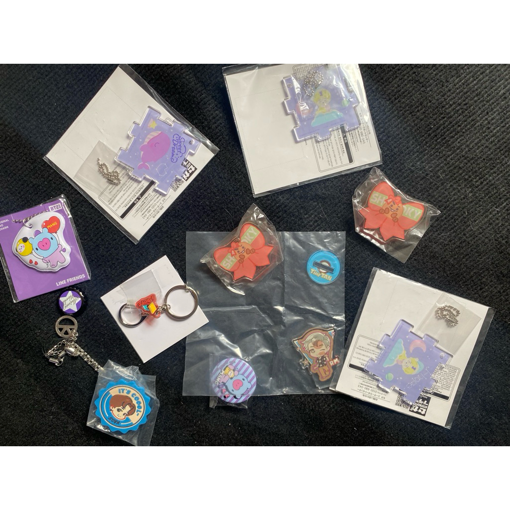 Bt21 set 10 món offcial goods gồm huy hiệu, móc khoá ..như hình.