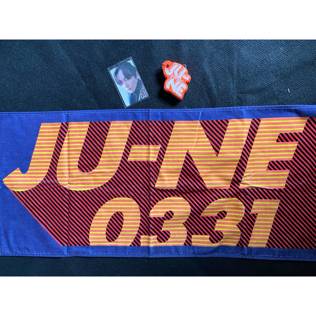 ikon set offical goods3 món gồm Khăn tắm June  towel móc khóa + photocard như hình
