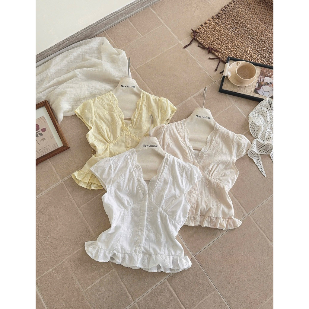 (NEW ARRIVAL) Áo ren tay hến cổ V chất thô boi thêu nơ có lót ERI TOP | BigBuy360 - bigbuy360.vn