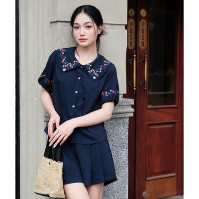 [ ADORE ] Áo navi/trắng kem thêu dải hoa tay 611SH1007