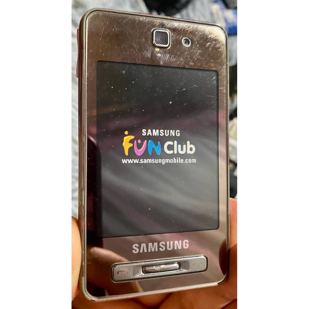 Xác Samsung F480 lên màn đẹp, còn cảm ứng được, ngoại hình còn khá oce, máy k bin đủ nắp, ae sưu tầm