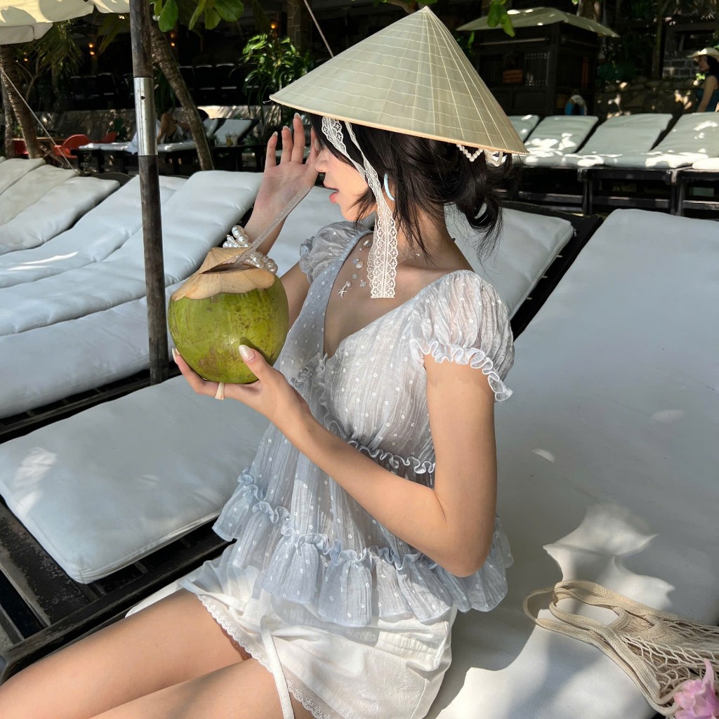 AREUM Áo kiểu nữ ARA TOP cổ V tay bèo vải tơ nhăn | BigBuy360 - bigbuy360.vn