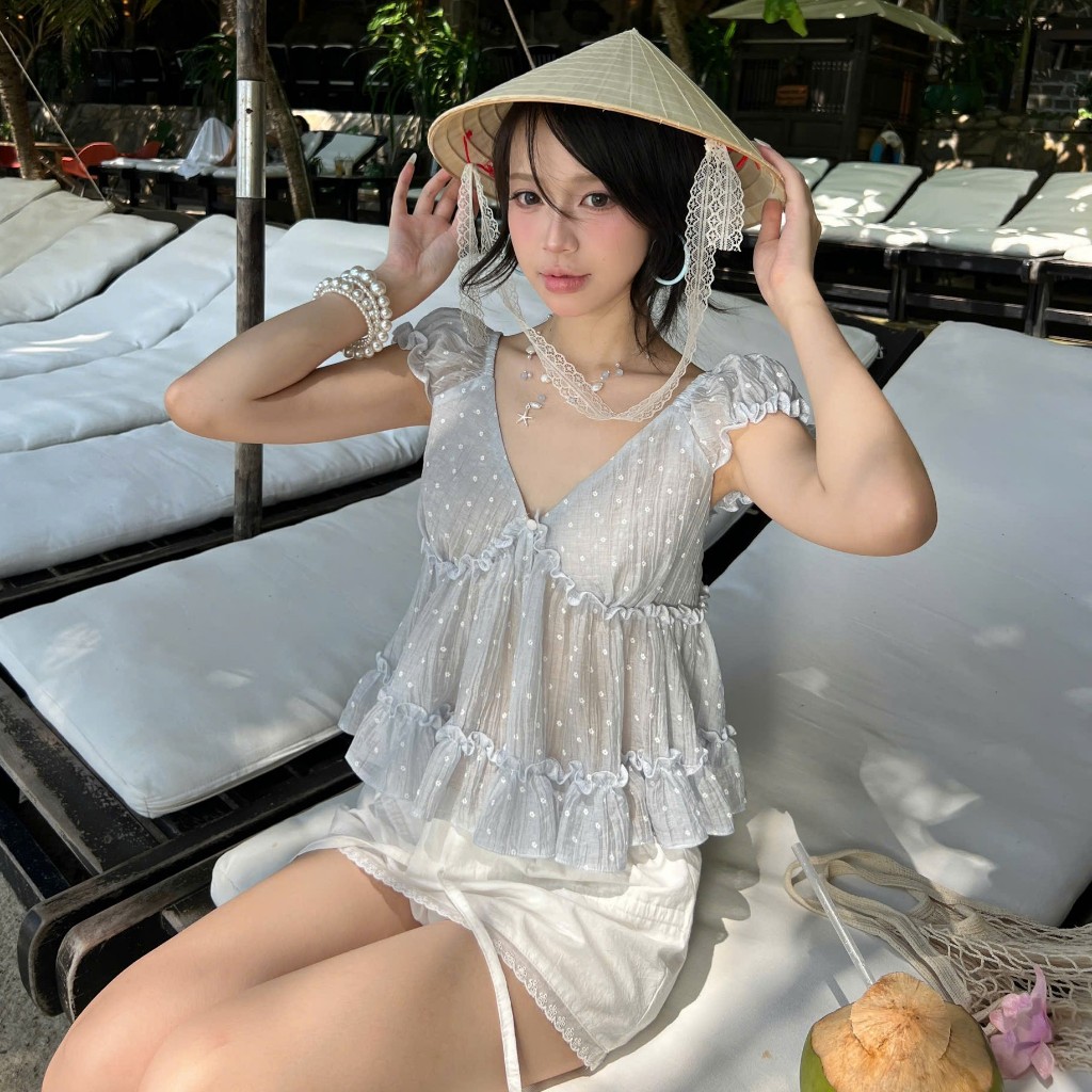 AREUM Áo kiểu nữ ARA TOP cổ V tay bèo vải tơ nhăn | BigBuy360 - bigbuy360.vn