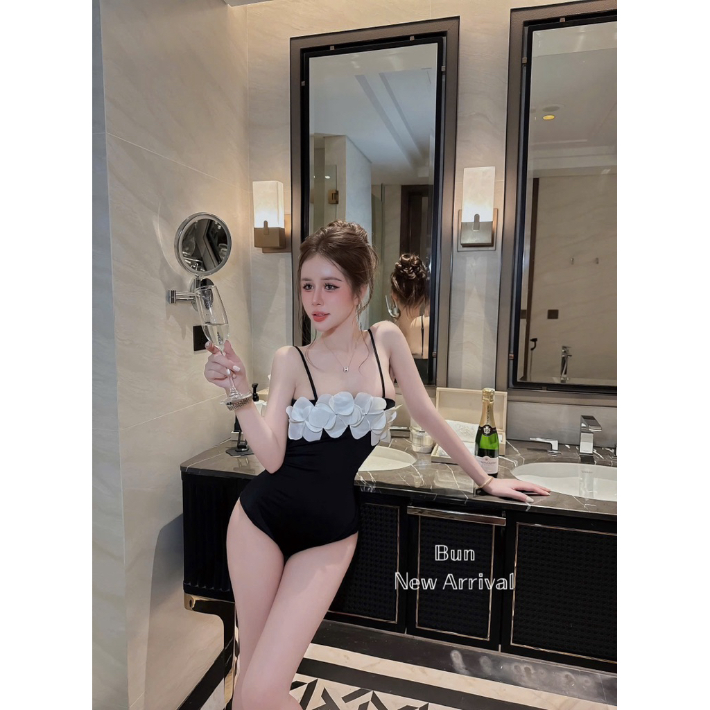 Áo liền thân mặc đi biển đính hoa ngực | BigBuy360 - bigbuy360.vn