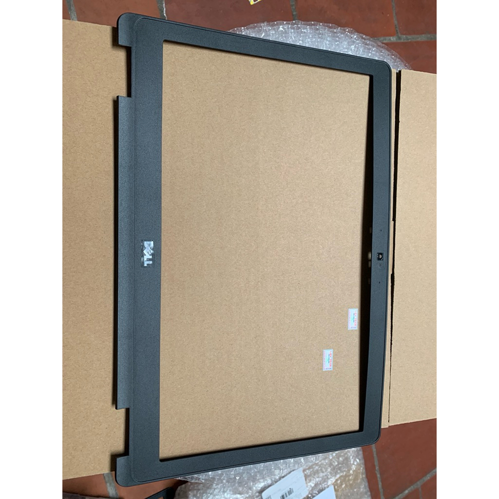 Vỏ B Dell Latitude E5570 5570 Dell Precision 3510 M3510 ( Viền nhựa ) Mua hàng  xin đừng boom hàng