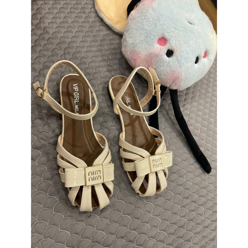 Sandal rọ quai hậu da bóng nơ gắn chữ Nirn đế bệt | BigBuy360 - bigbuy360.vn