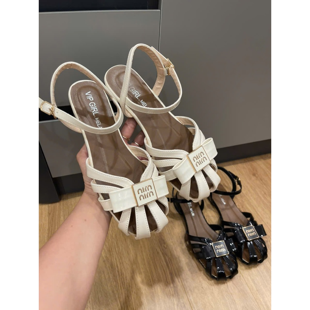 Sandal rọ quai hậu da bóng nơ gắn chữ Nirn đế bệt | BigBuy360 - bigbuy360.vn