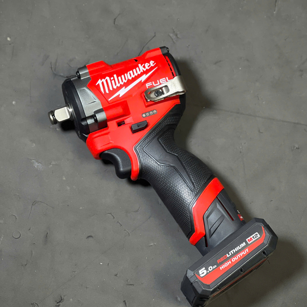 Máy siết bu lông STUBBY M12 FIW2F12 Milwaukee 1/2" máy bắn bu lông 745Nm phiên bản mới nhất