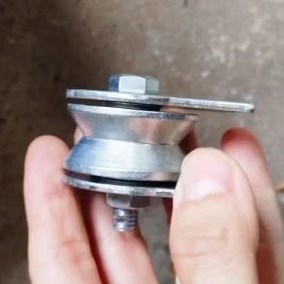 giá XƯỞNG bi treo ròng rọc bu ly bánh xe kéo cờ  rảnh V, buly ống tròn bi cửa
