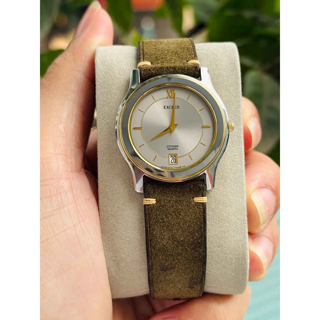 Đồng hồ Citizen Exceed quartz cao cấp, liềng đá kính saphia, mặt xám khói, lịch lộc form đẹp