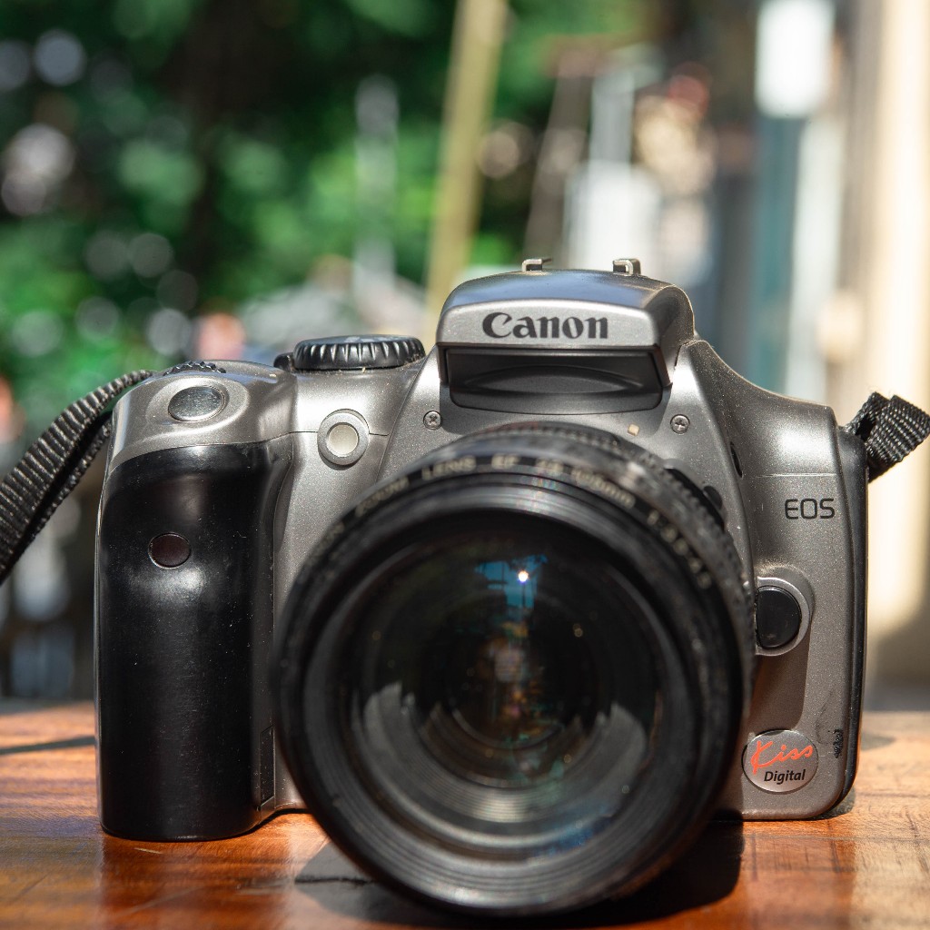 Canon EOS Kiss Digital – Canon Zoom Lens EF 28-105mm  f/3.5-4.5 [DSLR]